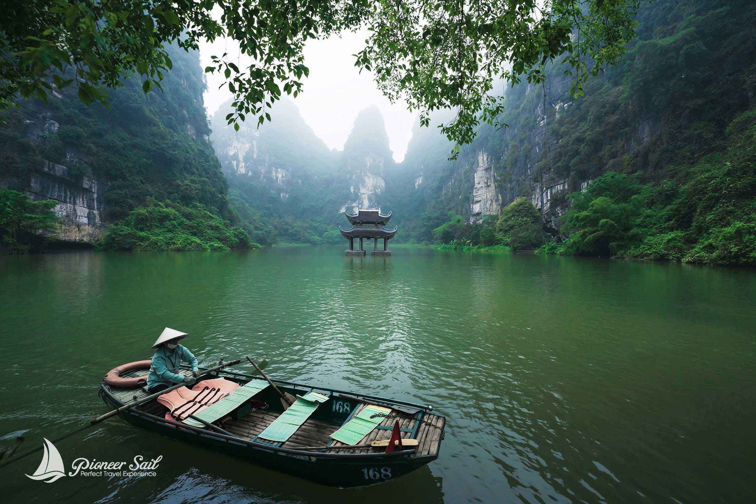 Boat Rowing Along The Thung Chuoi Temple Gate Between Karst Mountains Trang An Ninh Binh Vietnam