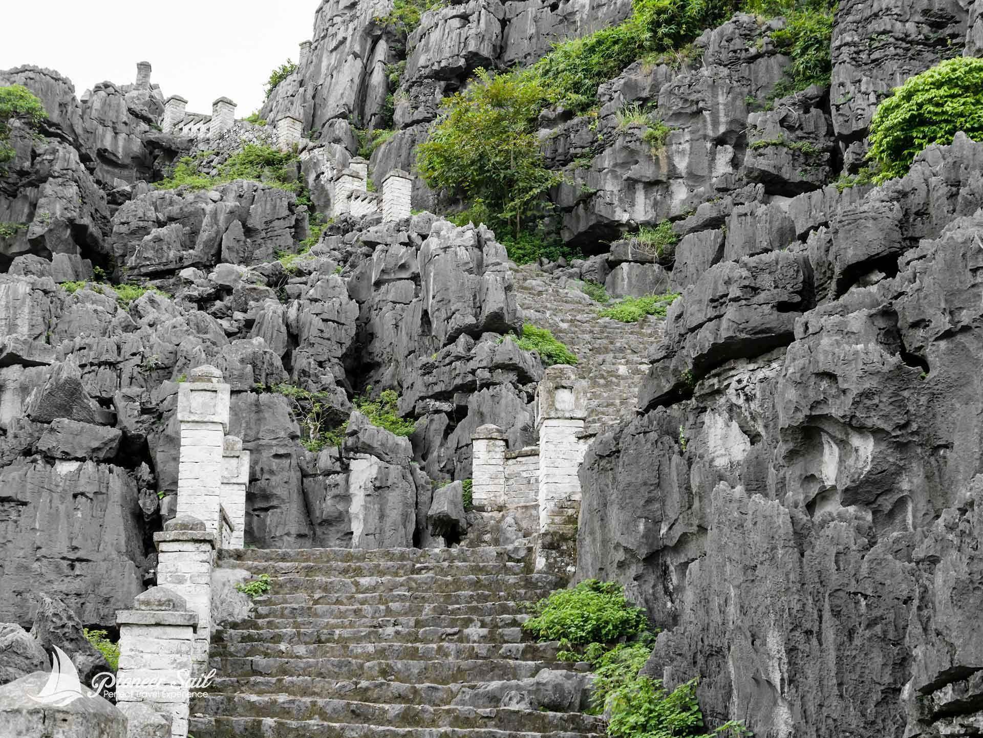 Mua Cave Viewpoints Discover The Majestic Dragon Of Ninh Binh (1)