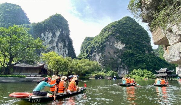 bai-dinh-e28093-trang-an-1-day-trip-by-limousine-10